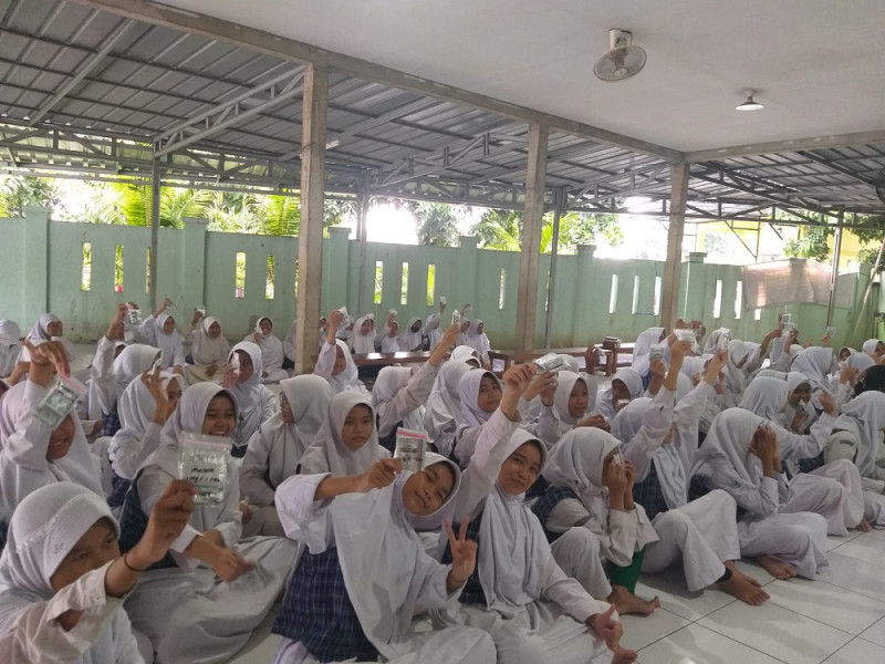 Pemberian Tablet Tambah Darah (TTD) dan Penyuluhan Kesehatan AUSREM pada Remaja Putri SMP PGRI Astra Insani